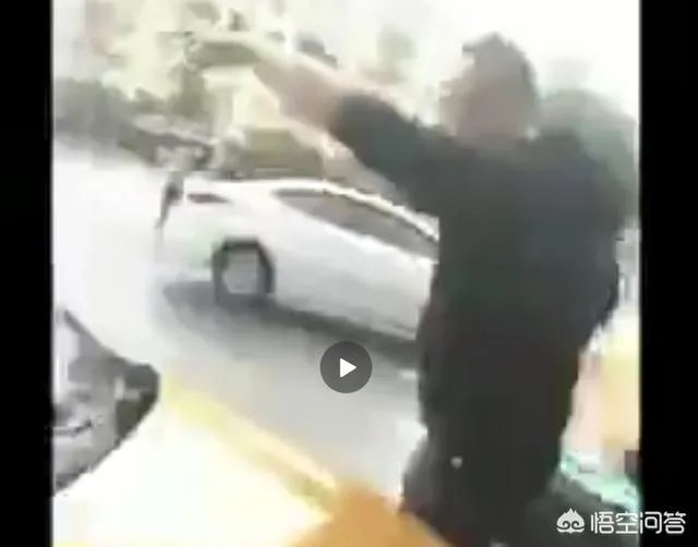 哈尔滨摩托车司机与的哥起争执心脏病发身亡，涉事的哥被批捕，你觉得出租车司机冤吗？