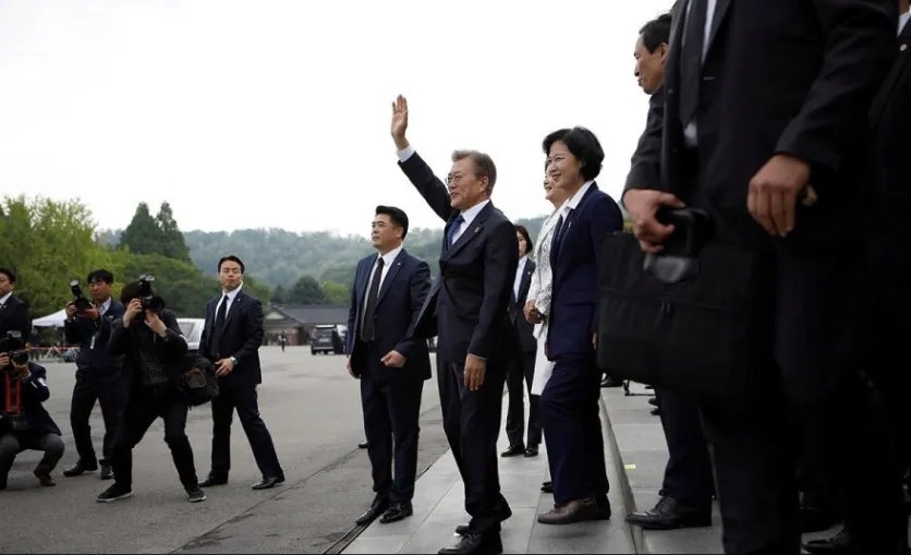 文在寅上任首日赴显忠院参拜是怎么回事?