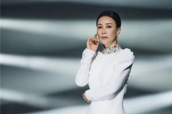 奔着C位去的那英被质疑假唱,这是怎么回事?