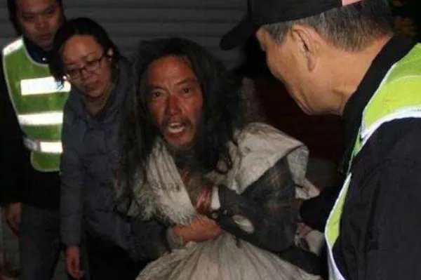 失忆高材生流浪汉漂泊十余年返乡,高材生何以至此?