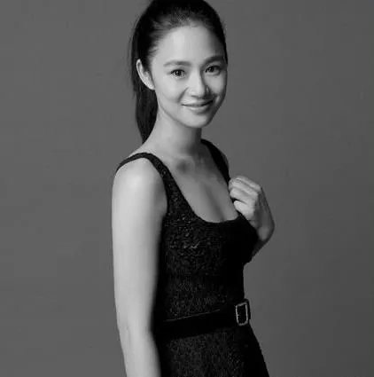 姜文小15岁妻子曝光:娇妻近照素颜照,姜文妻子周韵简介