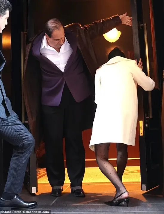 法瑞尔妆容凶狠气势十足 《企鹅人》全新片场照曝光