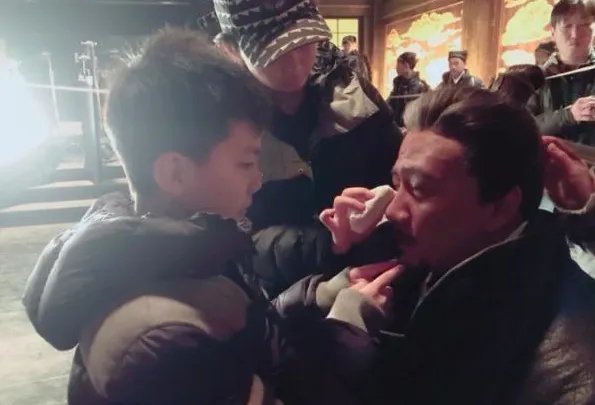 康康探班爸爸胡军感动发文是什么情况?