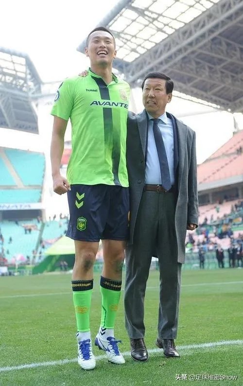 申花接连引进金信煜和沙拉维两名进攻球员，哪两位队内外援会被顶替呢？