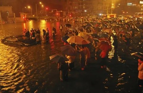 北京突发暴雨多车被淹,公交车进水,暴雨天市民该注意哪些安全问题?