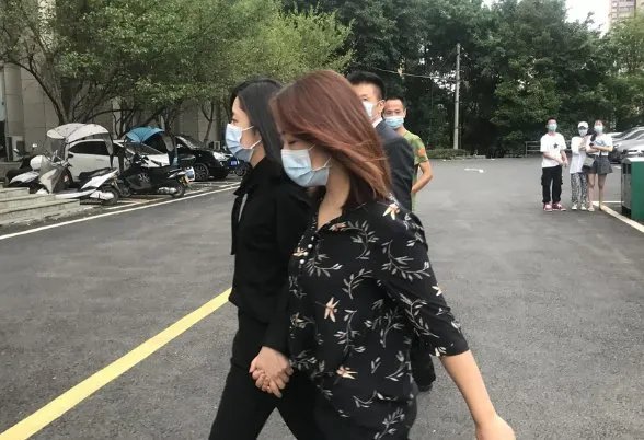 谭松韵妈妈被撞案开庭,她妈妈是如何被撞的?