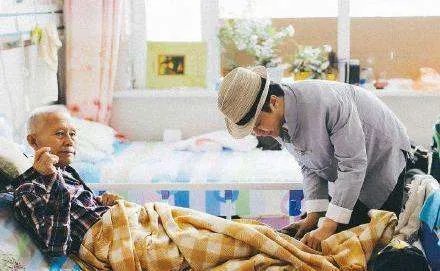 李玉刚照顾重病父亲照是摆拍吗?