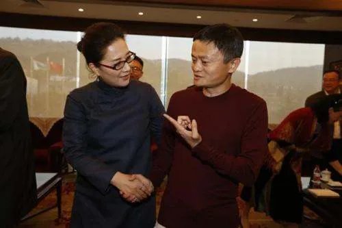 马云唱歌五音不全,为何却能和王菲一起同台唱歌?