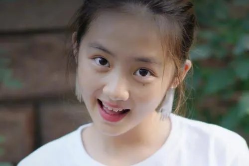 关悦携大女儿逛街,那些明星女儿你最喜欢谁的?