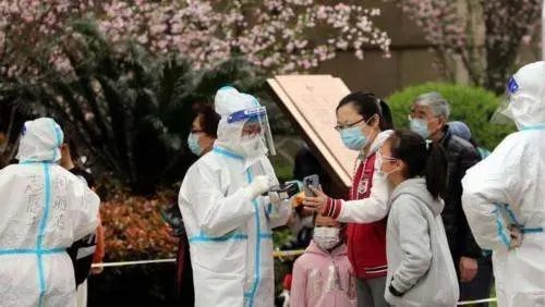 人民日报评疫情防控，越是防疫吃紧越要摒弃躺平心态，我们应该怎么做？