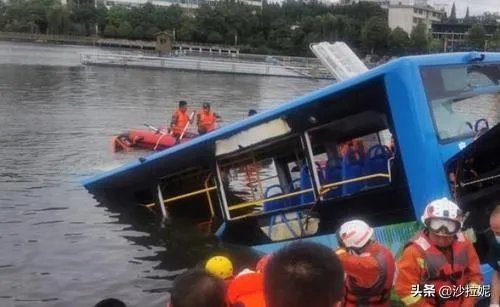 安顺公交车行驶突然开进河里,疑点重重,到底是什么原因?