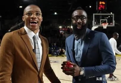 记者:与哈登怎么分配球权?威少:我不接触球也能影响比赛,大家怎么看?