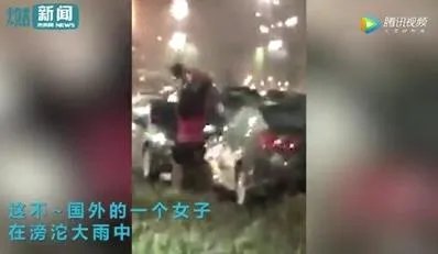 高举小孩当伞挡雨:坑娃的套路(图)