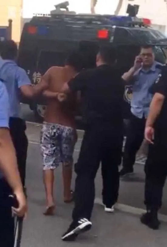 男子连砸两家银行玻璃门是抢劫银行吗?