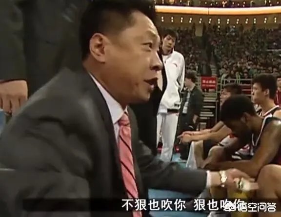 为什么李春江指导会在比赛中让队员对马布里上腿?当时是什么情况?