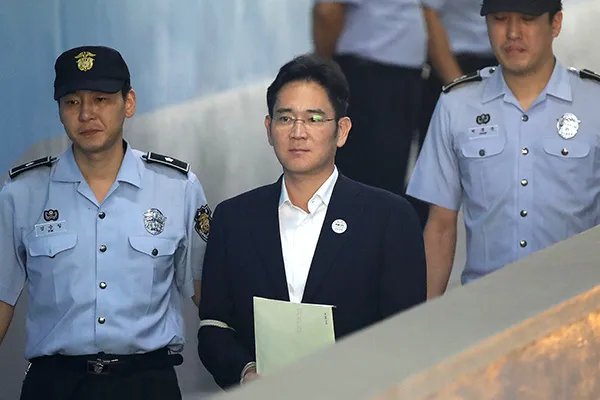 三星掌门人李在镕案开庭,他是因何罪名被审查的?