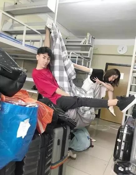 网红蹭热点,拍王俊凯寝室的床,并合影,你这么看?
