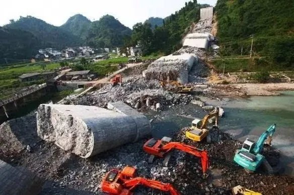 印度大坝建42年启用首日坍塌