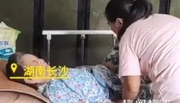 女子照顾同村20多位老人20多年,是否是真的乐于助人?