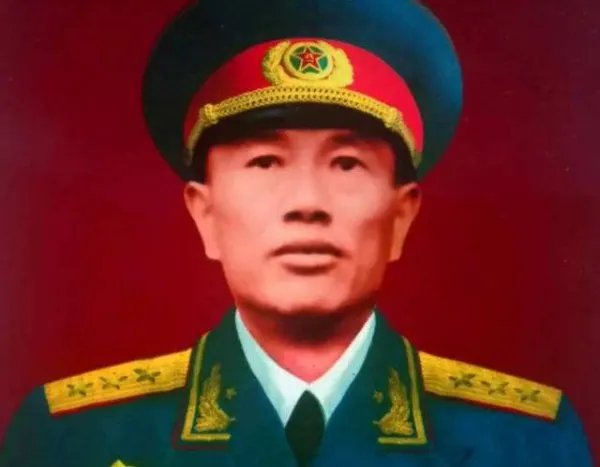 邓华简历