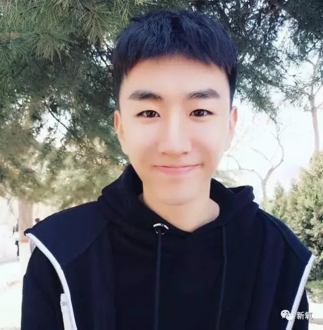 网红蹭热点,拍王俊凯寝室的床,并合影,你这么看?