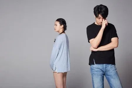 江苏一女子出轨后洗劫前男友婚房,此女子的这一行为合法吗?