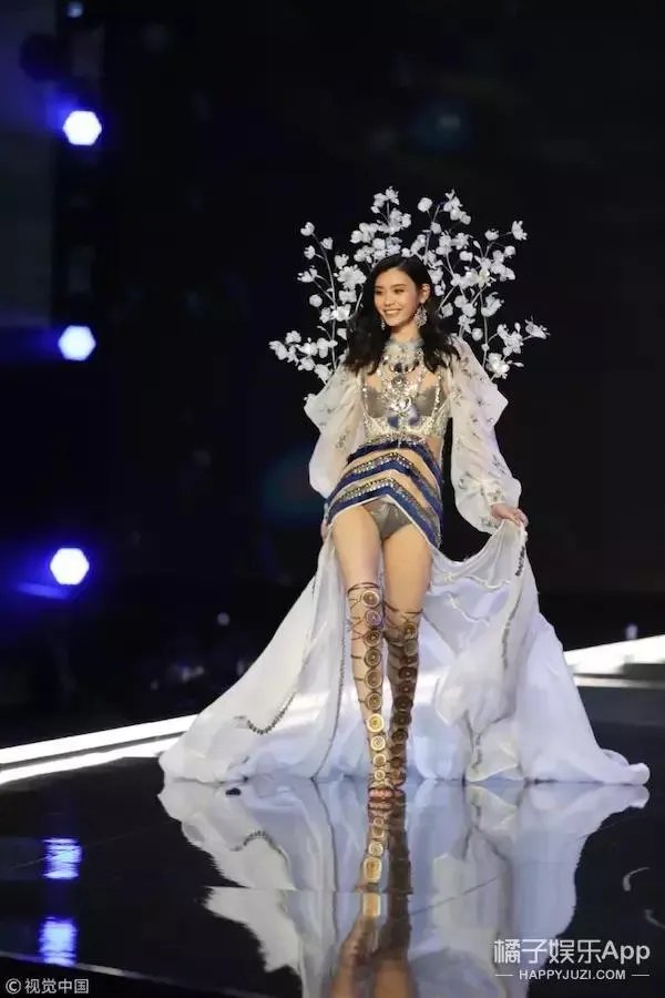 2017维秘秀奚梦瑶摔倒,你怎么看?