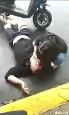 哈尔滨摩托车司机与的哥起争执心脏病发身亡,涉事的哥被批捕,你觉得出租车司机冤吗?