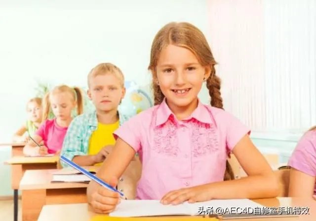 女性一个人带孩子上街,碰到人贩子明抢,人贩子对周围人喊:“我们是一家的,你们谁都别管这事”,该怎么办?