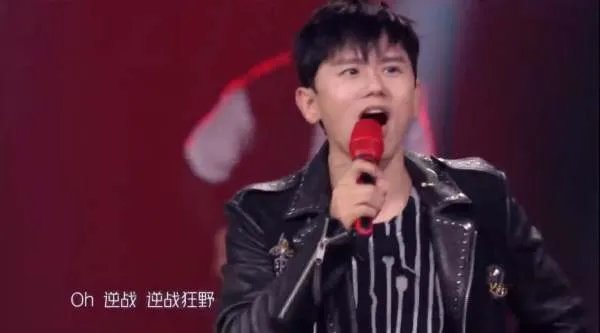 张杰把耳返蹦断了的原因是什么?