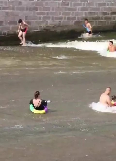重庆一泄洪口成网红滑水地,重庆的洪水有多严重?