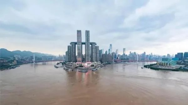 重庆一泄洪口成网红滑水地,重庆的洪水有多严重?