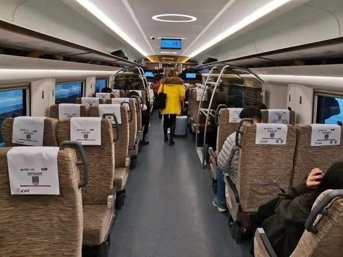 老太太爬上地铁行李架上蹭坐,为何其他乘客都不敢靠近?
