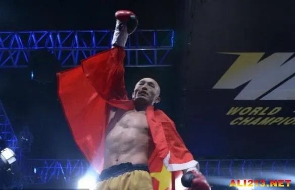 中国武僧一龙11秒KO法国拳王 时间太短根本不够打!