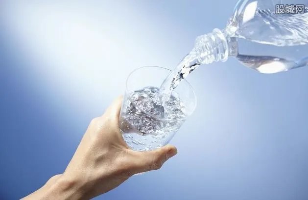依云矿泉水多少钱 价格是普通矿泉水的3-4倍