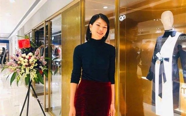 关于时尚超模吕燕美丑一直有争议的,怎么评价吕燕的成名照雀斑百合花?