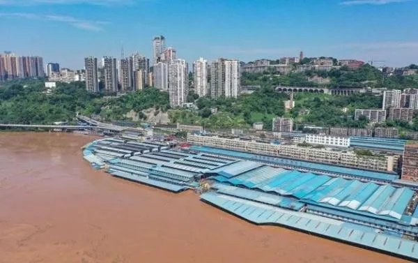 重庆一泄洪口成网红滑水地,重庆的洪水有多严重?