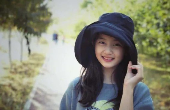 剪掉长发后,短发的她才是13岁该有的模样,多多为何变回乖乖女?