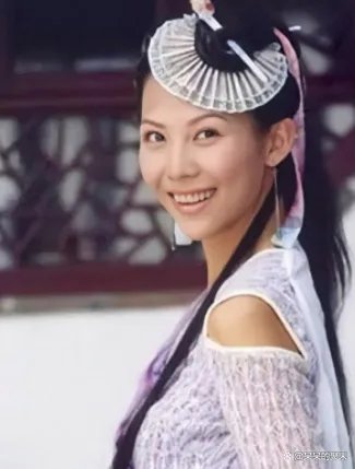 同是满头扇子,贾静雯经典,蔡少芬诡异,萧蔷正面惊艳背后吓人,为何?