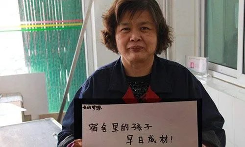 大学生晚归唱世上只有妈妈好求情,此方法奏效了吗?