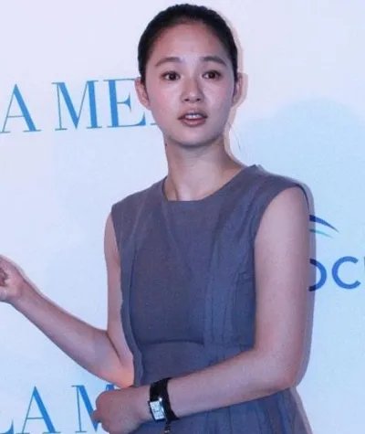 姜文小15岁妻子曝光:娇妻近照素颜照,姜文妻子周韵简介