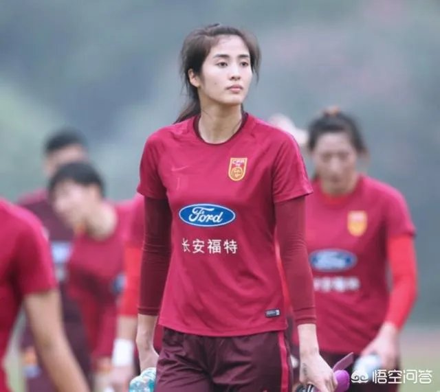中国女足门将赵丽娜,为什么扑救前老是把双手收紧在胸口处?