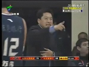 为什么李春江指导会在比赛中让队员对马布里上腿?当时是什么情况?