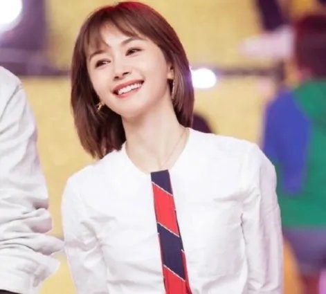 导演回应助理跪地为王子文穿鞋一事,导演给出的回应是什么?