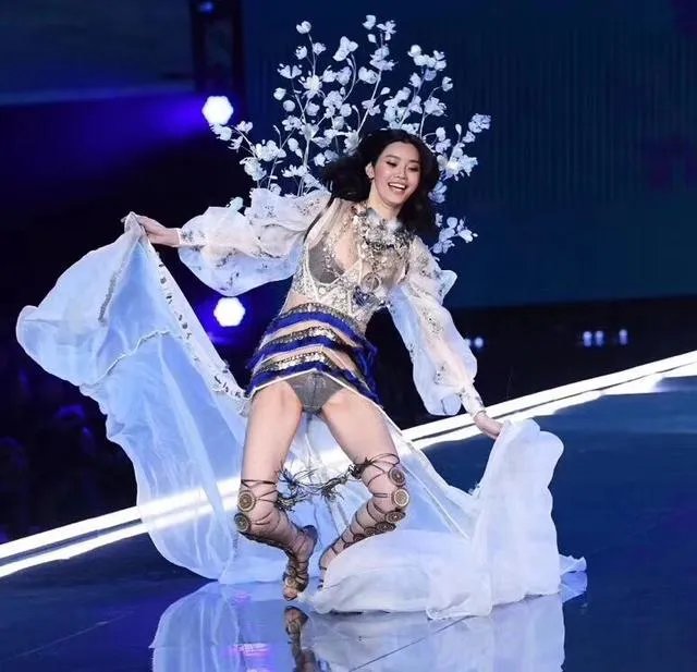 2017维秘秀奚梦瑶摔倒,你怎么看?