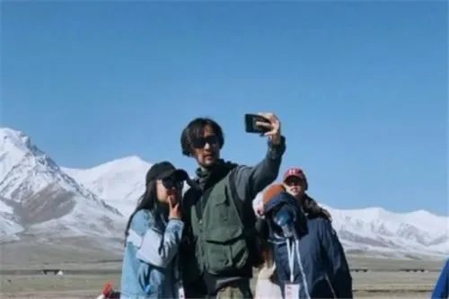 有网友晒出胡歌的狂野摇滚风，你喜欢这样的造型吗？