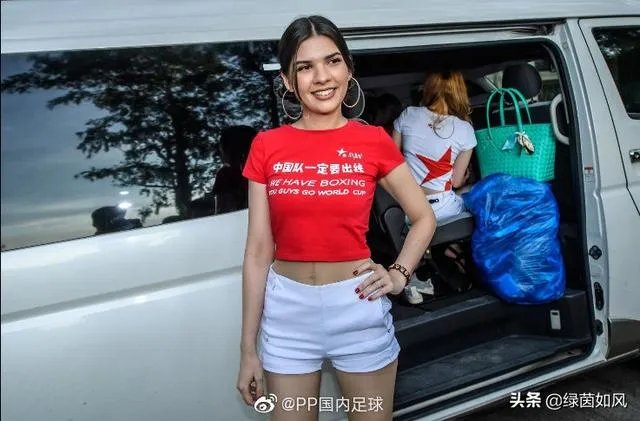 世预赛中国队vs菲律宾看台风景被忽略,美女组团为国足加油,为何都是外国人的模样?