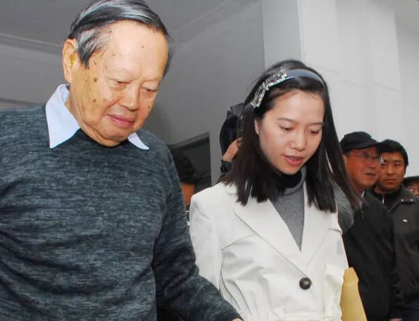 杨振宁的妻子是谁？
