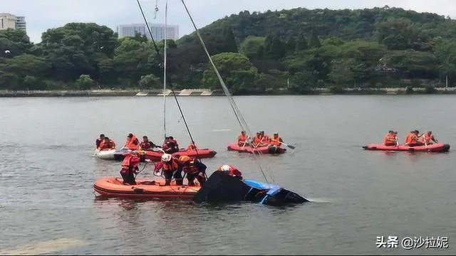 安顺公交车行驶突然开进河里,疑点重重,到底是什么原因?