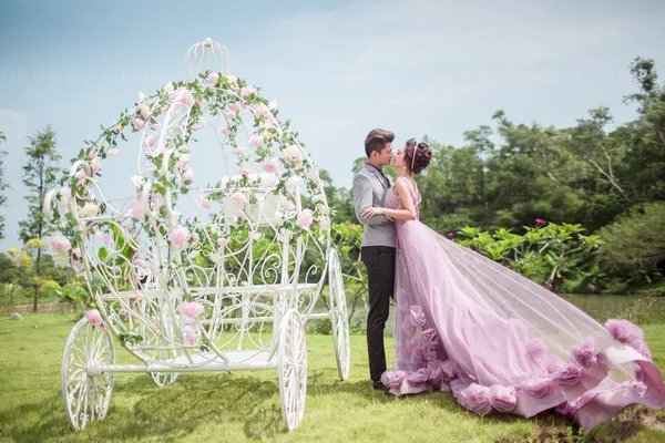 简洁朋友圈宣布结婚怎么说 朋友结婚只发朋友圈要去吗